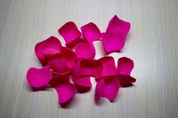 Лепестки роз и з гафр бумаги. Сухие лепестки роз в декоре. Цветы из картона. Бутон розы из фоамирана. Поделки из искусственных лепестков роз.