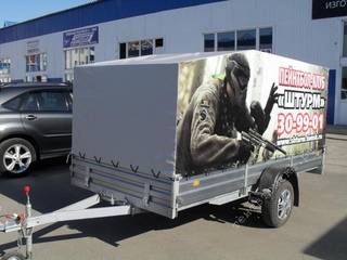 прицеп с тентом для легкового автомобиля. печать на тенте. тент принт. печать на тенте для прицепа. брендирование тентов грузовых автомобилей.