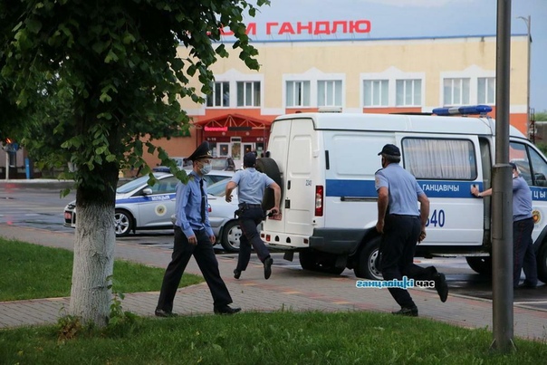 Помните тот жуткий разбой в Ганцевичах Так вот, после выхода из изолятора ганцевичский корреспондент (Сергей Багров) обнаружил, что с его фотика были удалены все снимки, сделанные во время