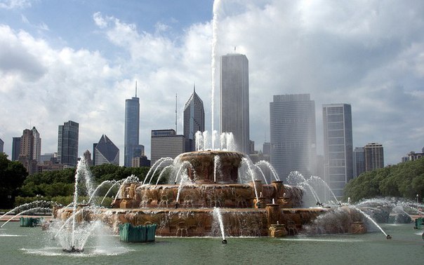 Букингемский фонтан (Bucingham Fountain), Чикаго (штат Иллинойс, США) Букингемский фонтан в Чикаго (Bucingham Fountain) является одним из крупнейших и красивейших фонтанов мира. Он считается