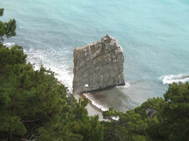 Скала «Парус», Краснодарский край, Россия На берегу чёрного моря, в 17 км к юго-востоку от Геленджика, недалеко от пляжа курортного посёлка Прасковеевка в Краснодарском крае (Кубань), Россия,