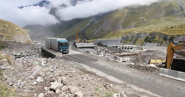 Почему закрыли ларс. Почему закрыли ларс. Грузинская таможня верхний ларс. Ларс армения дорога. Грузинская граница верхний ларс.