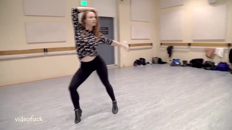 танцы под русские хиты. грустный дэнс танцы. девушка танцует на дискотеке. прикольный танец под крутую песню. танец танцевать под фонарем.