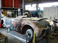 реставратор автомобилей. восстановление старых машин. реставраторы авто. коллекция старинных автомобилей. реставратор автомобилей.