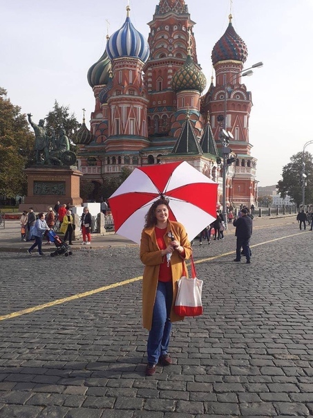 В Москве на Красной площади задержали Дину Авсюкевич за красно-белый зонт (цвета флага Белоруссии .Девушку доставили в ОВД «Китай-город», где провели профилактическую беседу. После этого ее